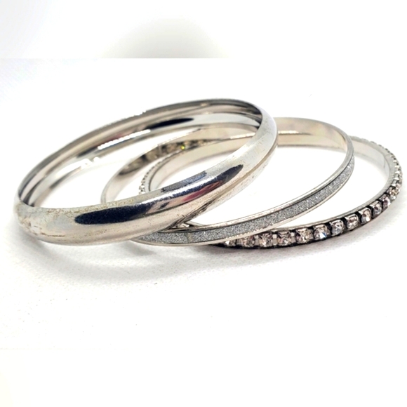 Bracelets - Set of 8 Minimalist Silver Bracelet Set with High-Shine Finish. - Picture 4 of 7